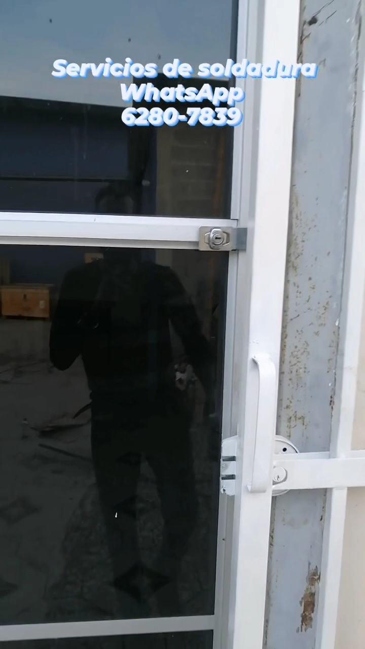 Puerta de aluminio con cerradura instalada